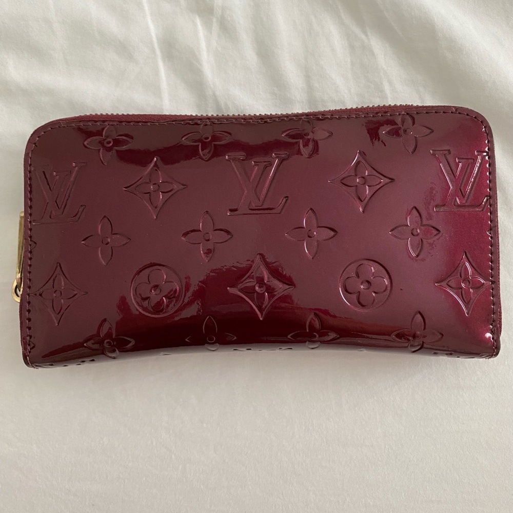 Rare Louis Vuitton VernIs Rouge Zippy Wallet